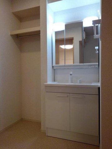 洗面設備　三面鏡の洗面台です☆