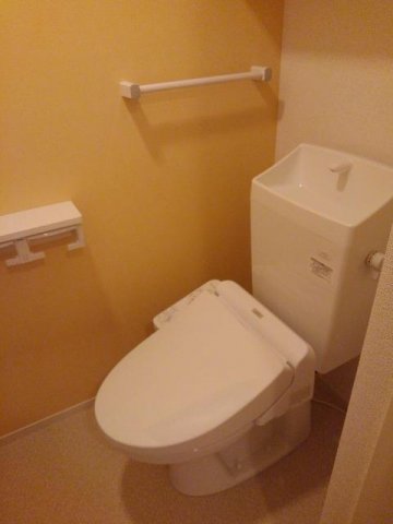 トイレ　嬉しい温水洗浄便座付き♪