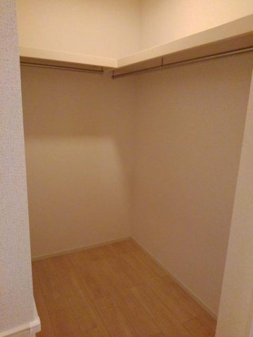 収納　ウォークイスルーローゼットなので収納豊富です☆