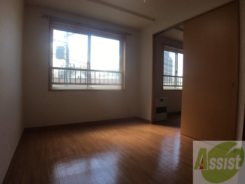 その他部屋・スペース　寝室はこちらです。光が差し込む、温かみのあるお部屋です。