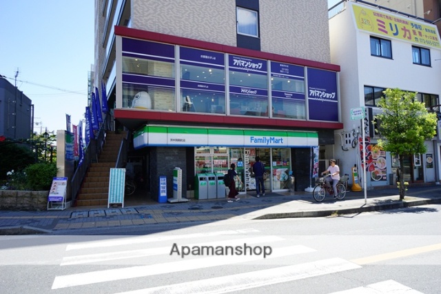 コンビニ　ファミリーマート（コンビニ）まで318m