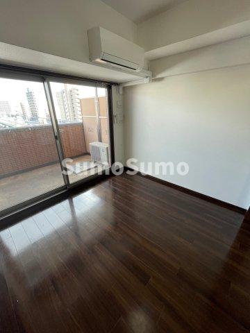 その他部屋・スペース　落ち着いた色調の寝室です