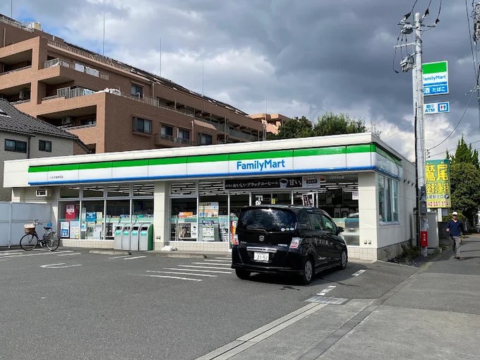 コンビニ　ファミリーマート（コンビニ）まで638m