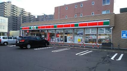 コンビニ　ファミリーマート札幌南郷15丁目店（コンビニ）まで128m