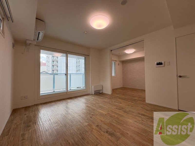 居室・リビング　リビングです。窓が大きくて明るいですね！