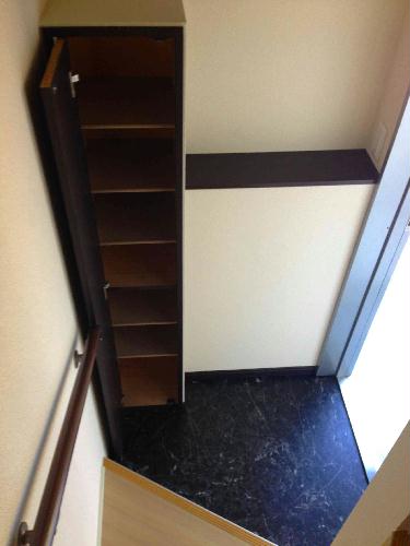 玄関　玄関は１階で、扉を開け階段をあがるとお部屋です。