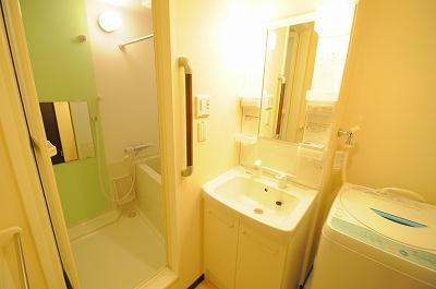 洗面設備　明るい洗面台・併設した洗濯機・お風呂場