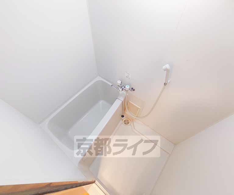 バス・シャワールーム　清潔感のあるバスルームです。