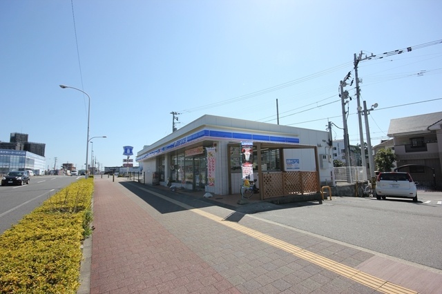 コンビニ　ローソン徳島安宅３丁目店（コンビニ）まで243m