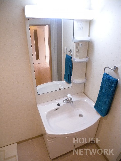 洗面設備　西院駅前のファミリー向けマンションです。