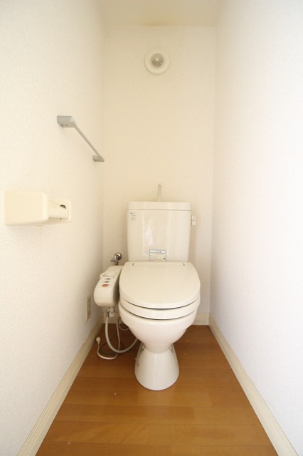 トイレ　同物件、別号室のものです。