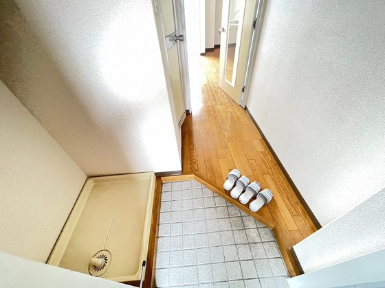 玄関　※別号室の写真です。