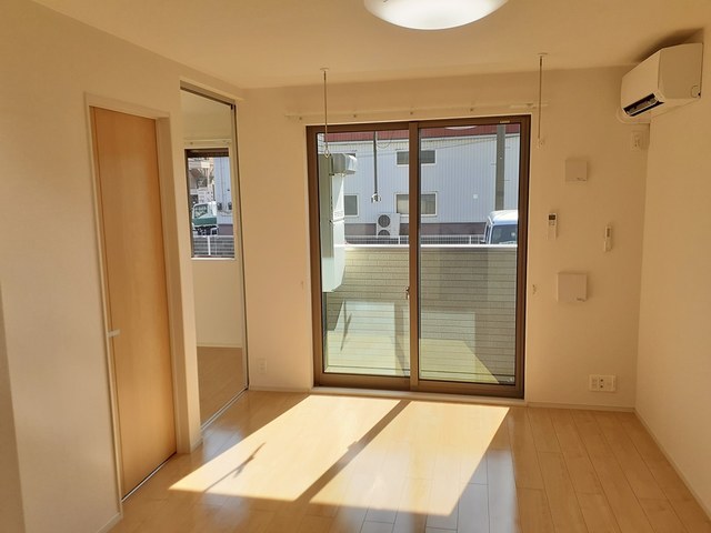 居室・リビング　南向きのお部屋です