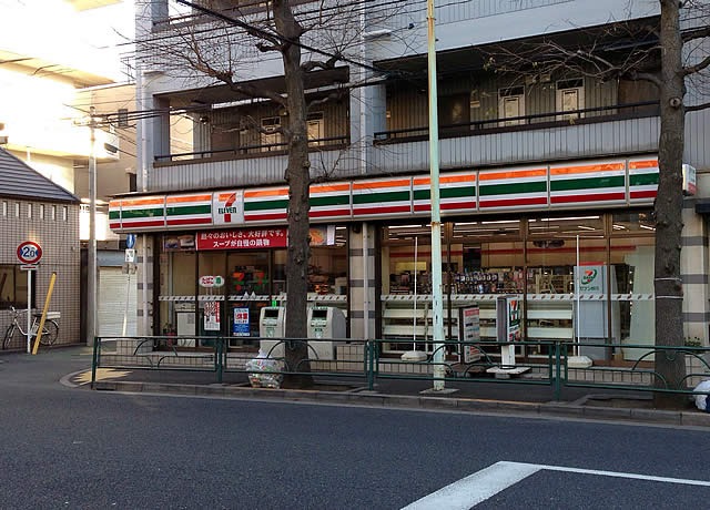 コンビニ　セブンイレブン（コンビニ）まで579m
