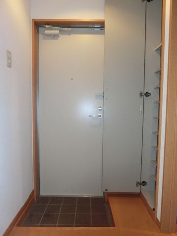 玄関　玄関下駄箱あり（同一タイプ）