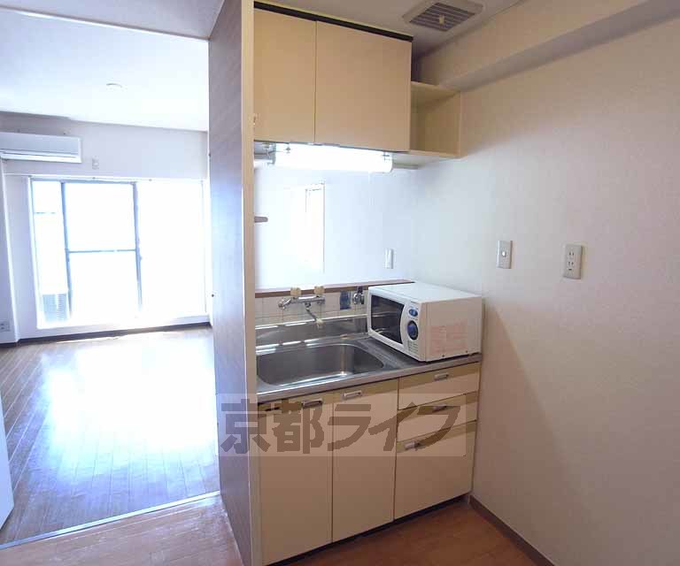 キッチン　お部屋を見渡せるおしゃれなプチカウンターキッチン。