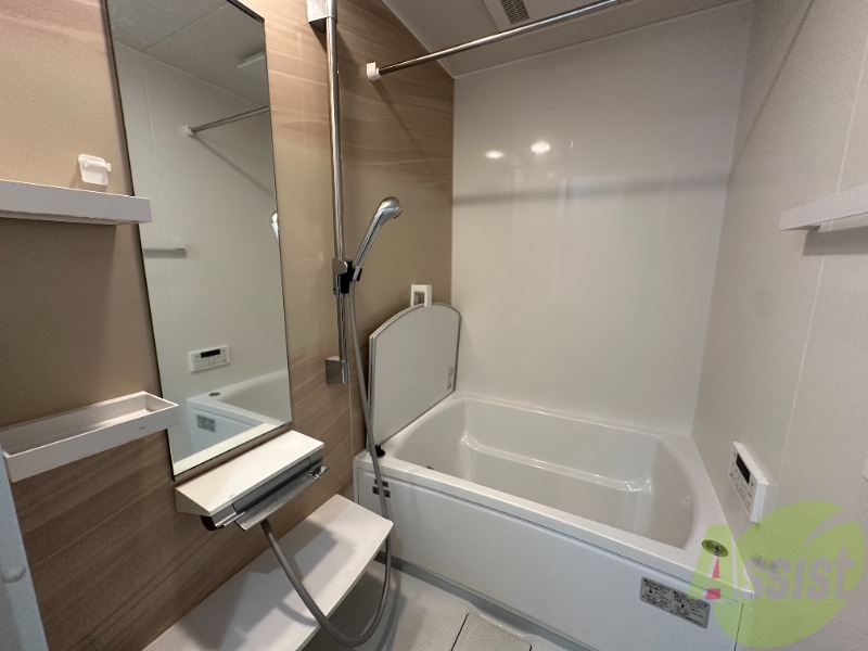 バス・シャワールーム　追い焚き機能、浴室乾燥が付いていて便利ですね。