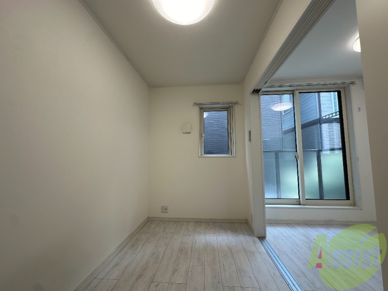 その他部屋・スペース　リビングの隣には３．５帖の寝室があります。