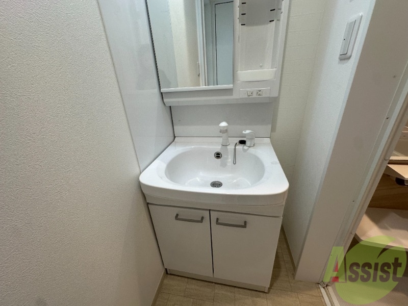 洗面設備　鏡の後ろにも収納スペースがあり、使い勝手も良さそうですね。