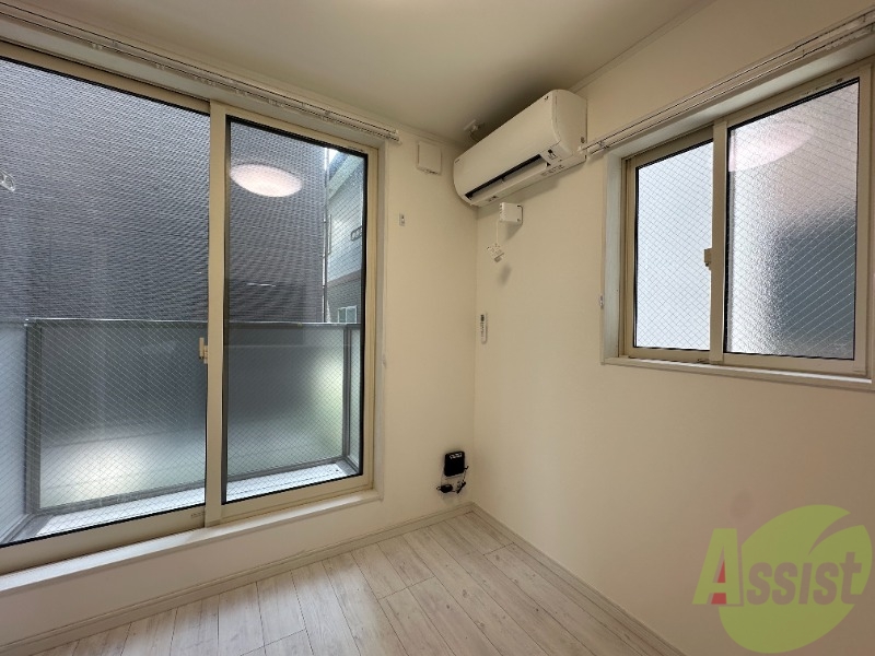 居室・リビング　こちらはリビングです。お部屋の全体が白で統一されてますね。