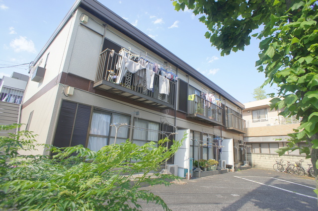 建物外観　スーパーやコンビニなどが近く、お買い物便利な立地です。