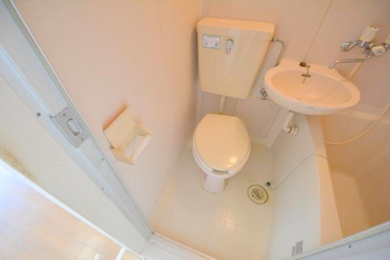 トイレ　白くてピカピカのトイレですね。お掃除もしやすいです。