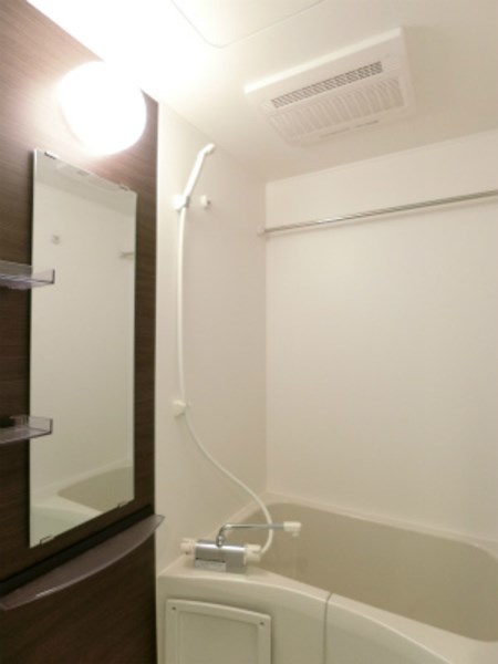 バス・シャワールーム　浴室乾燥機付きの浴室です。