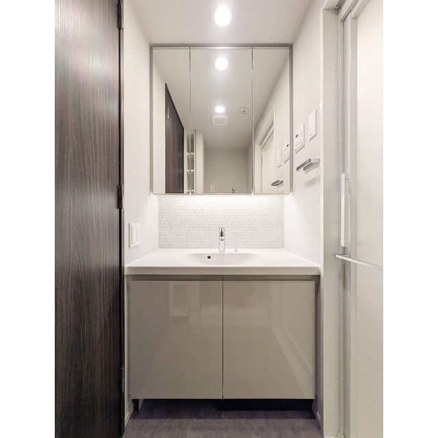 洗面設備　ゆったりとスペースのある洗面所