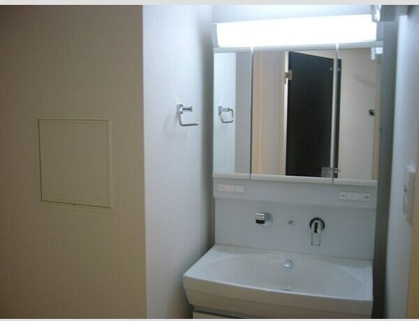 洗面設備　明るい洗面所です