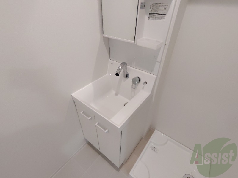 洗面設備　洗面台はシャワーノズルも付いて便利に活用できます