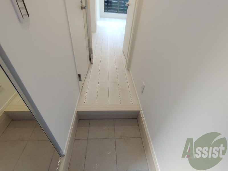 玄関　玄関からの様子です。綺麗なフローリングが広がっています。