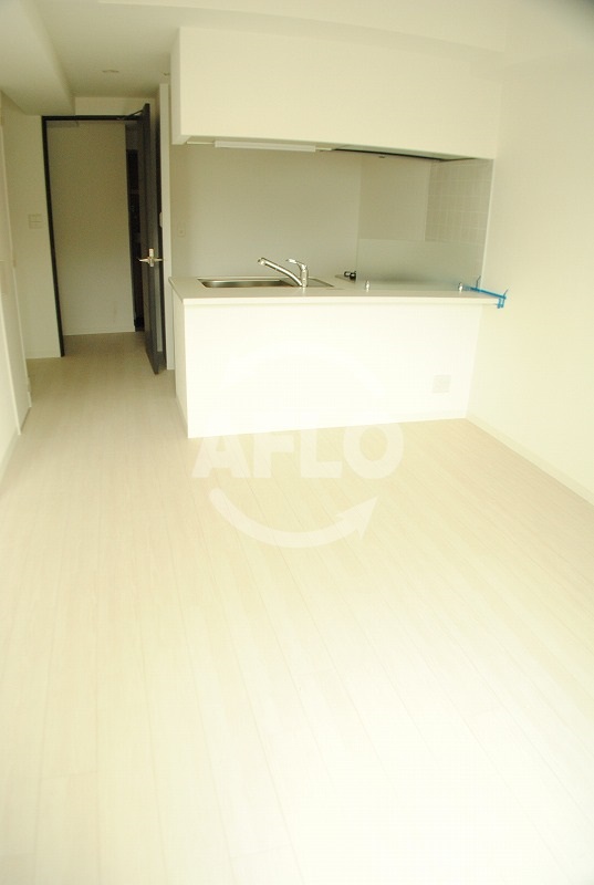 居室・リビング　プレサンス本町ジョイス　白を基調とした明るい室内