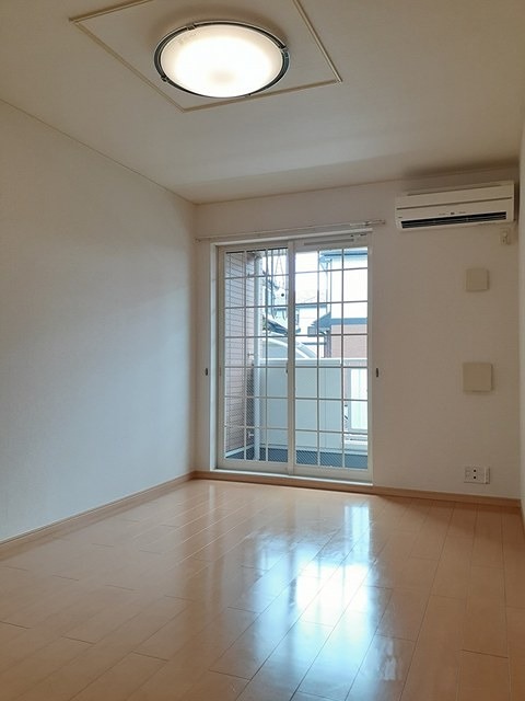 居室・リビング　エアコン完備で一年中快適にお過ごしいただけます。