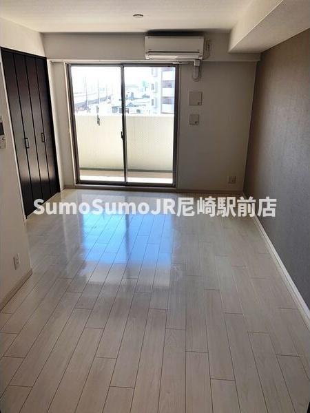 居室・リビング　こちらのリビングで趣味の時間をお楽しみください