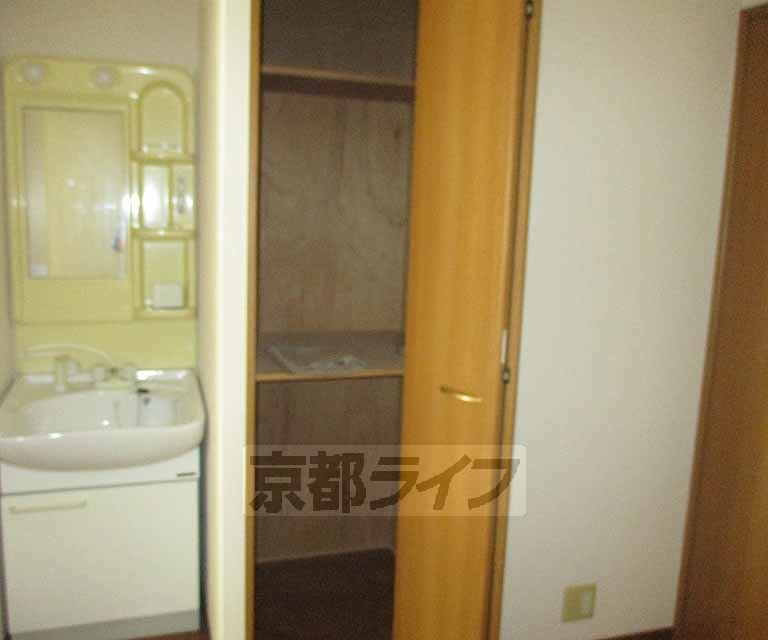 洗面設備　シャンプードレッサ付きの独立洗面台です。