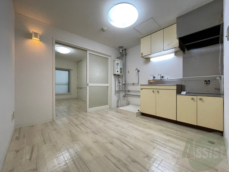 居室・リビング　６．７帖のダイニングキッチン。ご飯を食べるお部屋ですね。