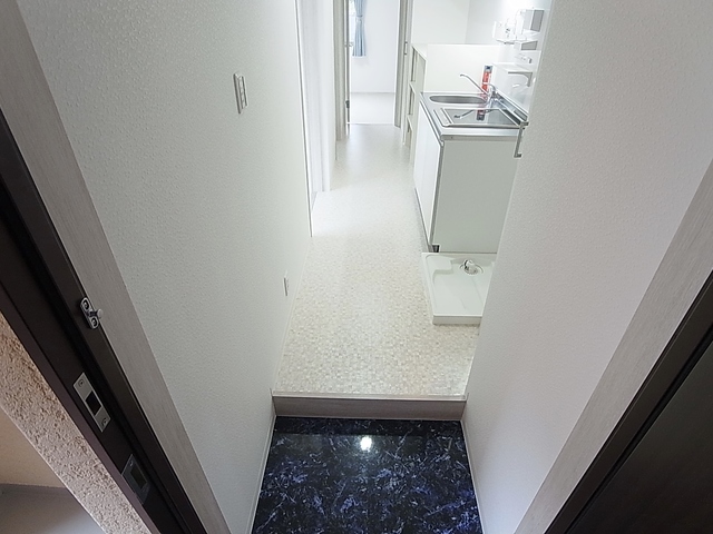 玄関　玄関には天井高シューズボックス完備