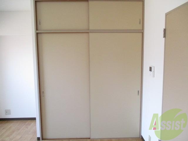 収納　天袋付きの大容量収納なので片づけすればお部屋はすっきりです