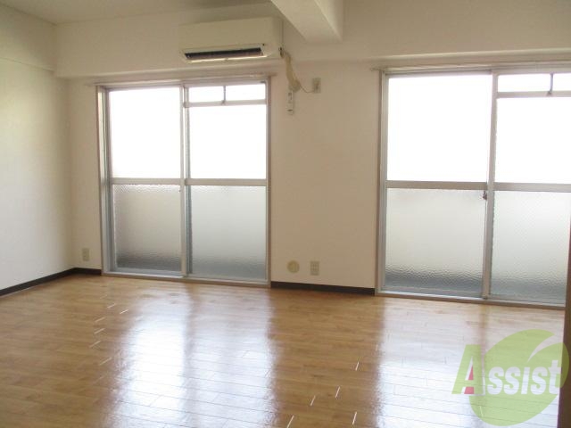 その他部屋・スペース　大き目掃出し窓から光がさんさんと差し込みます。気持ちいー