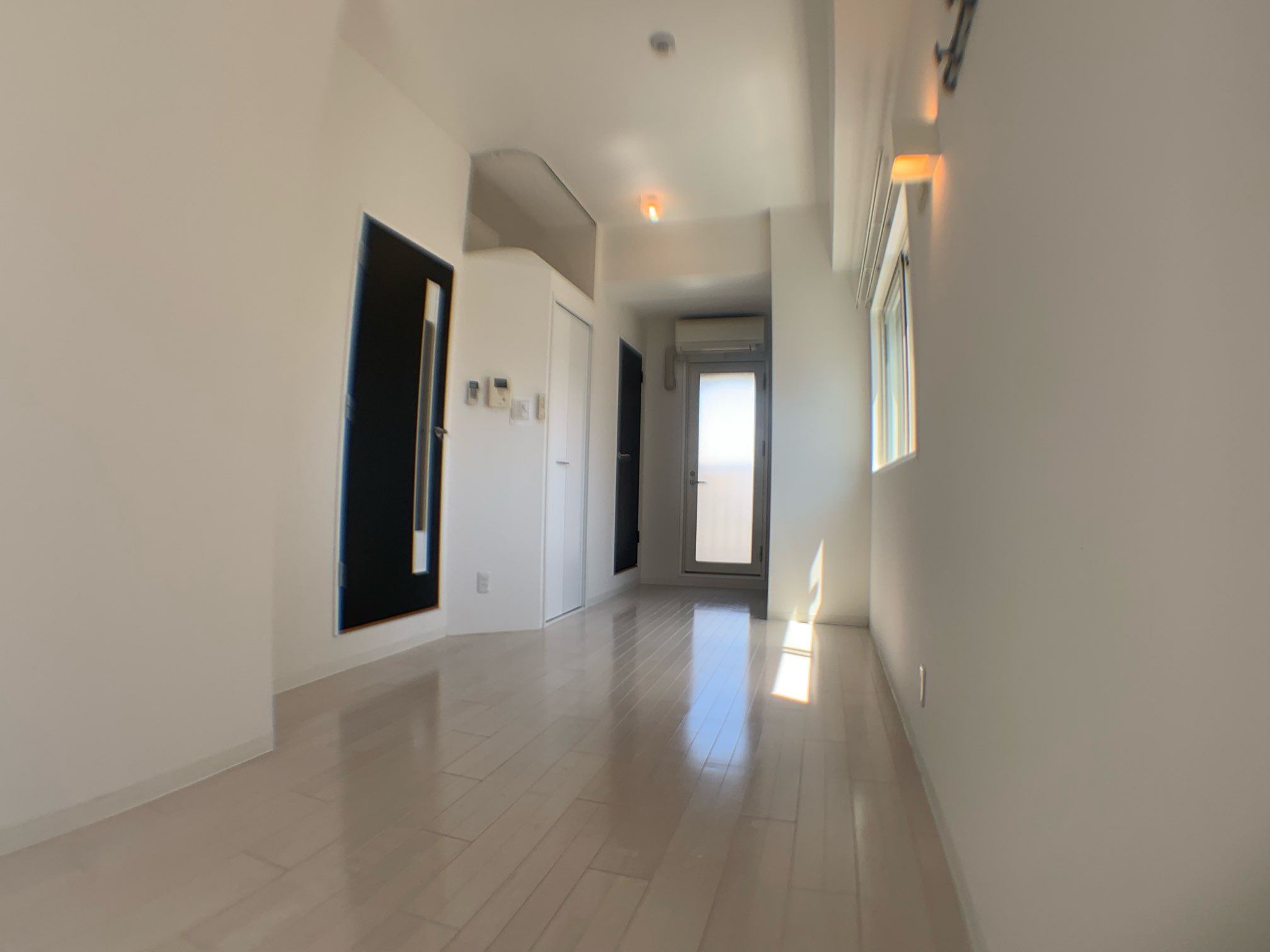 居室・リビング　エアコン付きで快適に過ごせます♪