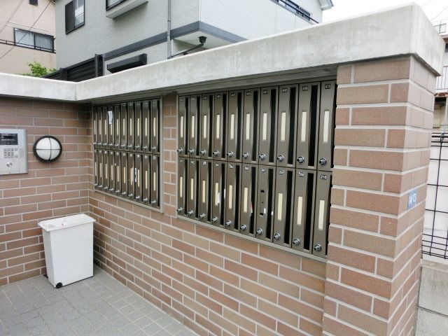 エントランス　エントランス脇に共有ポスト