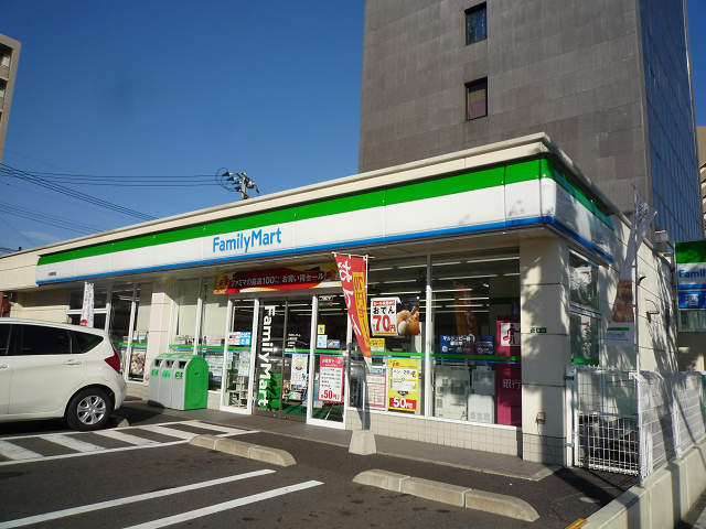 コンビニ　ファミリーマート小倉砂津店（コンビニ）まで50m