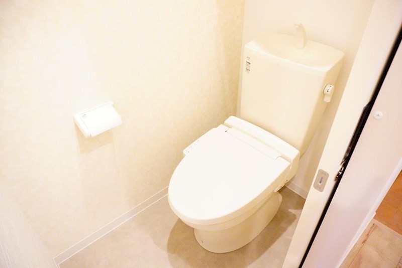 トイレ　トイレは快適な温水洗浄便座付き