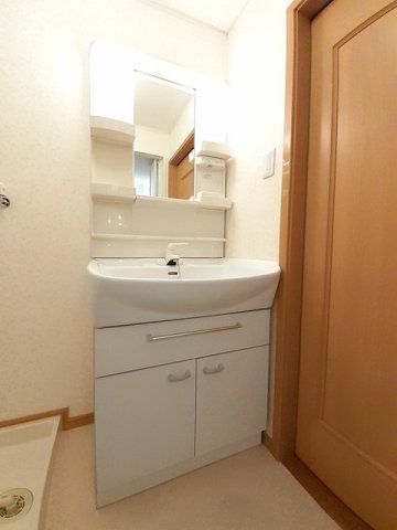 洗面設備　明るい洗面所です