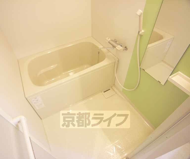 バス・シャワールーム　お風呂も少し大きめです。