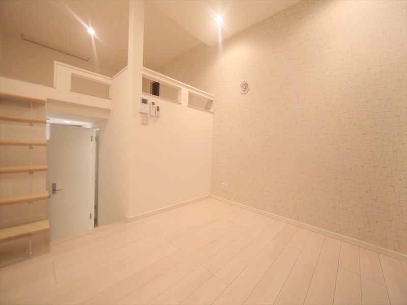 居室・リビング　洋室6帖　上階ロフト6.1帖（収納でもお部屋でも使えます）