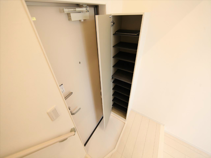 玄関　玄関　シューズボックス付（収納充実してます）