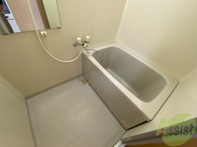 バス・シャワールーム　こちらはお風呂。一日の疲れをここで癒してください。