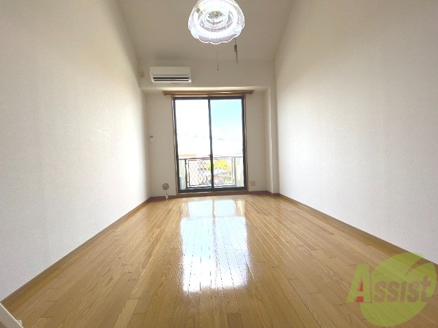 居室・リビング　リビングはこんな感じです。窓が大きくてよく陽が入ってきます。