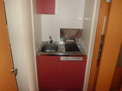 キッチン　使いやすいフラットタイプの電気コンロ付ミニキッチン。